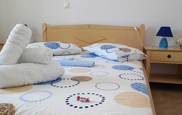 Υπνοδωμάτιο με διπλό κρεβάτι