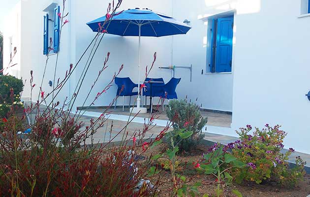 Βεράντα δωματίου με θέα στον κήπο