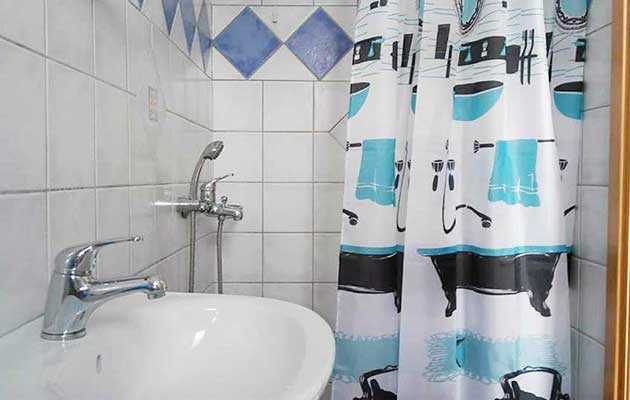 Το μπάνιο στα Studios Agira στη Σέριφο