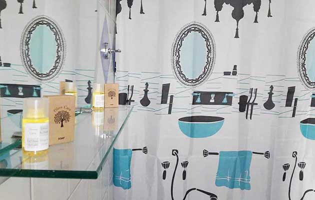 Το μπάνιο στα Studios Agira στη Σέριφο