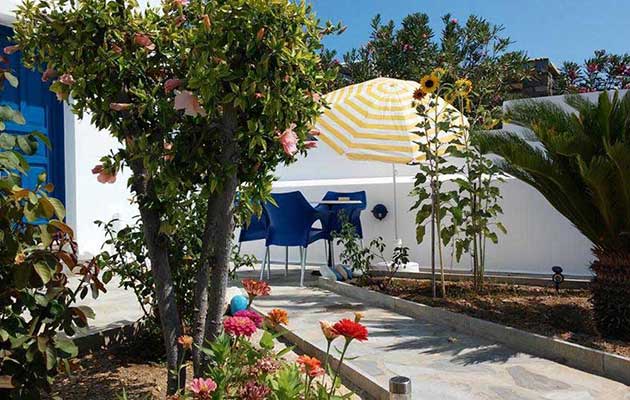 Ο κήπος στα Studios Agira στη Σέριφο