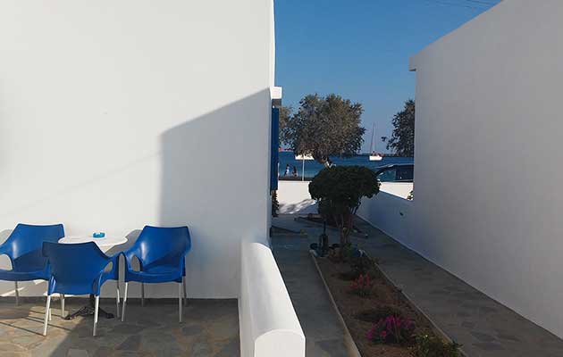 Βεράντα σε στούντιο με θέα στη Χώρα και στον κήπο