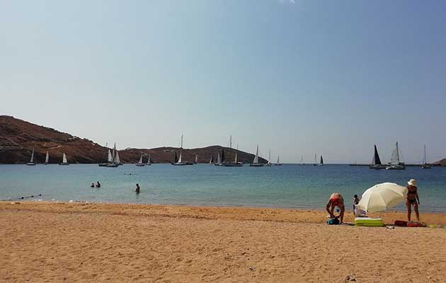 Η παραλία Αυλόμωνας στη Σέριφο