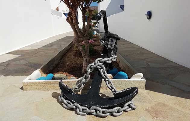 Διακοσμητική άγκυρα στον κήπο