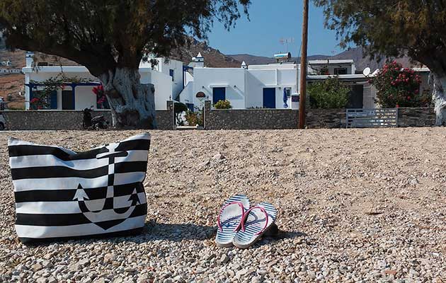 Η παραλία Αυλόμωνας μπροστά από τα Studios Agira