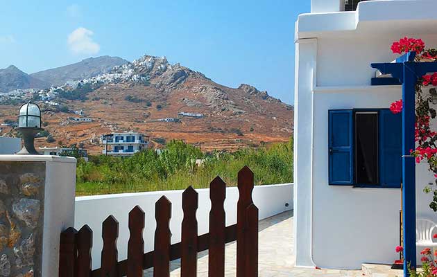 Θέα στη Χώρα από τα Studios Agira