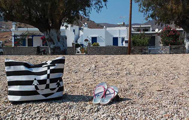 Η παραλία Αυλόμωνας μπροστά από τα Studios Agira στη Σέριφο